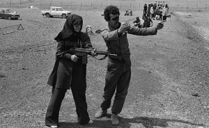 اشرف رجوی پس از انقلاب ضدسلطنتی در حال تمرین نظامی