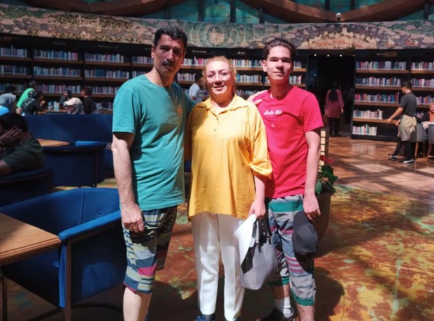 پرونده:زهرا مصطفوی و خانوادهاش.jpg