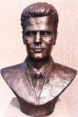 پرونده:تندیس حنیفنژاد.jpg