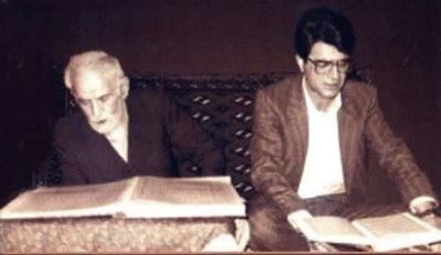 پرونده:محمد رضا شجریان در حال تلاوت قرآن در کنار پدرش.JPG