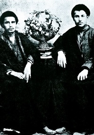 روح‌الله خمینی در جوانی(سمت چپ)