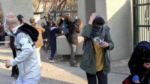 دانشجویانی که مورد حمله نیروهای دولتی قرار گرفتند- اعتراضات دی‌ماه ۱۳۹۶.jpg