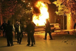 به آتش کشیدن ماشین نیروی انتظامی- اعتراضات دی‌ماه ۱۳۹۶.jpg