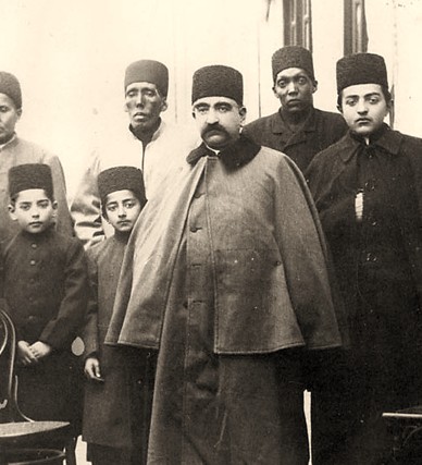 پرونده:کامران میرزا همرا با فرزندان و.jpg