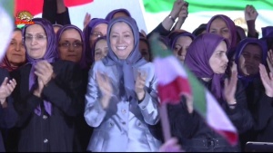 مریم رجوی در بین اعضای شورای مرکزی مجاهدین.jpg