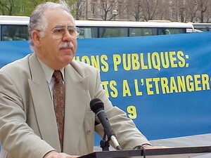 دکتر محمدعلی شیخی در حال سخنرانی در یکی از آکسیون‌های مقاومت