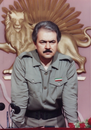 مسعود رجوی ایستاده.jpg