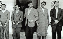 احمد بن بلا سمت راست بعد دستگیری توسط ارتش فرانسه