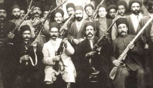 ستارخان و باقرخان همراه با تعدادی از مجاهدان مشروطه درمبارزه مسلحانه با دیکتاتوری قاجار