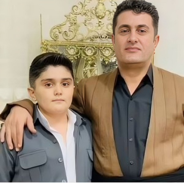 پرونده:شیرزاد احمدنژاد و فرزندش.jpg