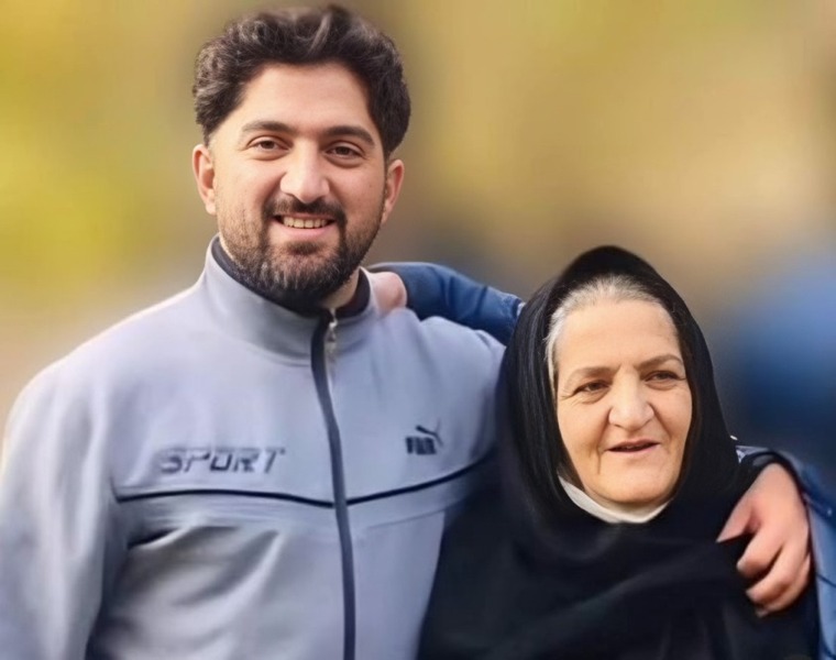 پرونده:رضا رسایی و مادرش.jpg