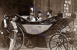 ناصرالدین شاه و میرزا حسین خان سپهسالار، در کالسکه دوک آلبانی "لئوپولد" پسر کوچک ملکه ویکتوریا؛ این عکس مربوط به سفر اول ناصرالدین شاه به فرنگ است