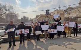 تجمع اعتراضی خانواده اکبر دانشورکار و خانواده‌های زندانیان سیاسی محکوم به اعدام در مقابل زندان اوین