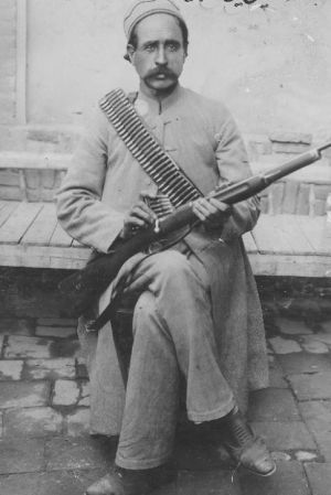 ستارخان با کلاه فدایی.JPG