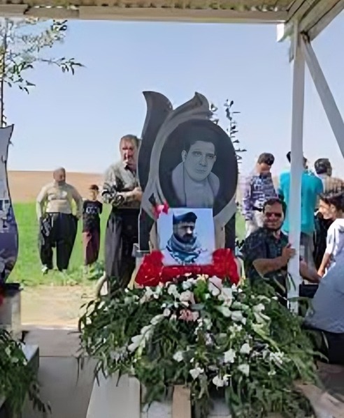 پرونده:مزار شادمان احمدی.jpg