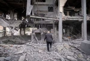 مردی در میان خرابههای ناشی از بمباران در تهران.jpg