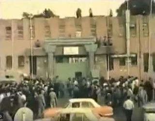 مردم در مقابل زندان قصر