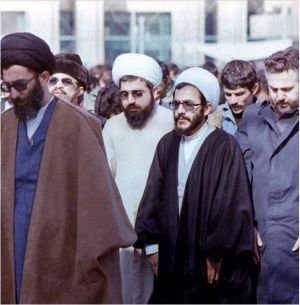 ابراهیم یزدی در نماز جمعه در کنار حسن روحانی و سید علی خامنه‌ای.JPG