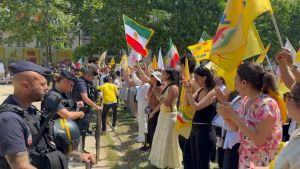 پلیس فرانسه مقابل ایرانیان.jpg