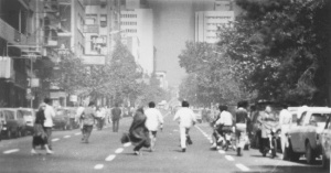 ۵مهر۱۳۶۰ ـ تظاهرکنندگان درحال دویدن.jpg