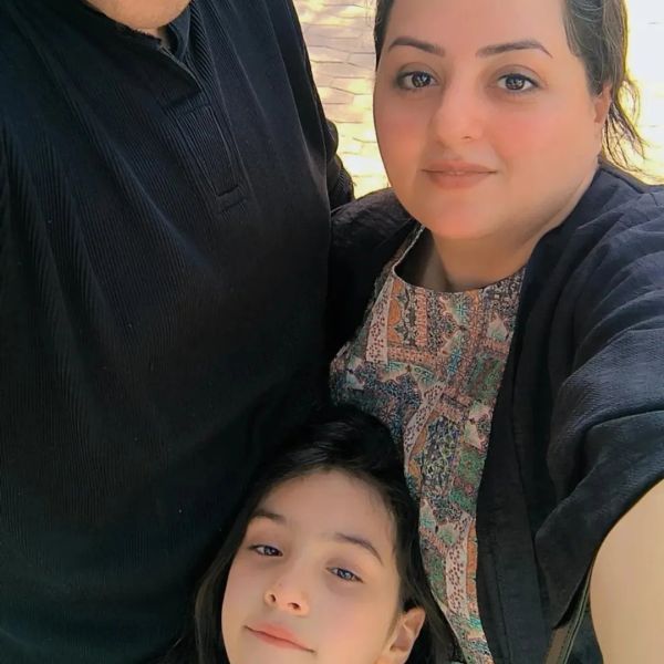 پرونده:زیبا دستجردی با فرزندش.jpg