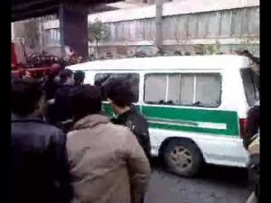 واژگون کردن ماشین نیروی انتظامی توسط معترضین در عاشورای ۸۸
