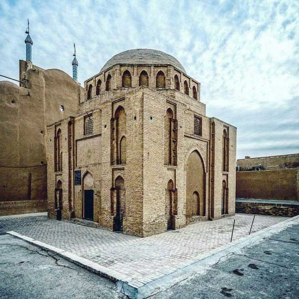 پرونده:بقعه دوازده امام یزد.jpg
