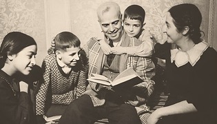 لاهوتی با همسر و فرزندان (همسر دوم)