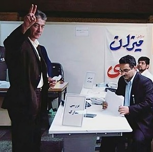 ناصر حجازی درحال ثبت نام.jpg
