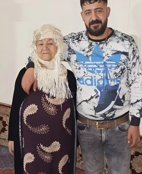 پرونده:شادمان احمدی و مادرش.jpg