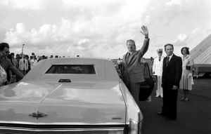 جیمی کارتر رئیس جمهور آمریکا در حال ترک گوادلوپ پس از پایان نشست
