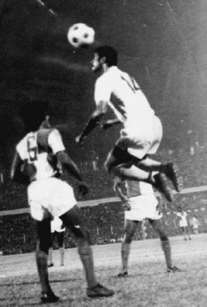 علا کوشالی در حین بازی فوتبال