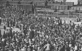 کودکان اتریشی که در ایستگاه قطار وین به سمت مجارستان حرکت میکنند