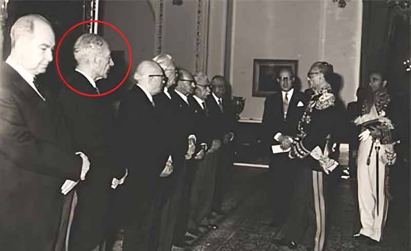 پرونده:زضازاده در مجلس سنا.jpg