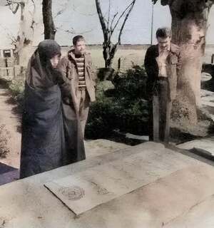 مسعود رجوی و عزیز رضایی بر سر مزار میرزا کوچک‌خان- رشت سال ۱۳۵۸