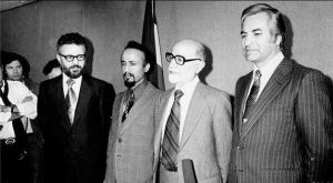 ابراهیم یزدی در کنار دیگر اعضای دولت موقت.JPG