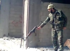 امجد یوسف در حال تیراندازی به مردم در کنار گودال مرگ